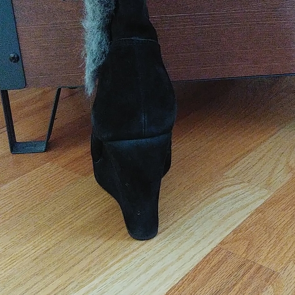 A pair of Coconuts blk boot w/ grey faux fur trim - Picture 10 of 11